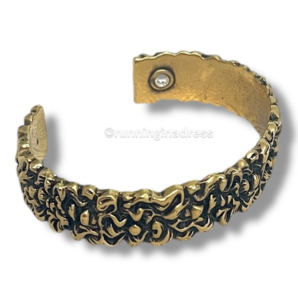 Gucci Lion Mane Cuff Bracelet In Aged Gold-tone With Crystal - Picture 5 of 13